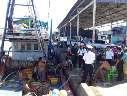 Phối hợp thực hiện Chương trình “Hải quân Việt Nam làm điểm tựa cho ngư dân vươn khơi bám biển” cho ngư dân huyện Trà Cú