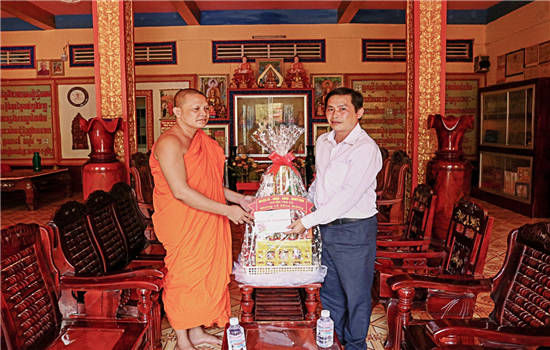 Lãnh đạo UBND huyện Trà Cú: Thăm, tặng quà các chùa và cán bộ hưu trí nhân dịp lễ Sêne Đôlta năm 2022